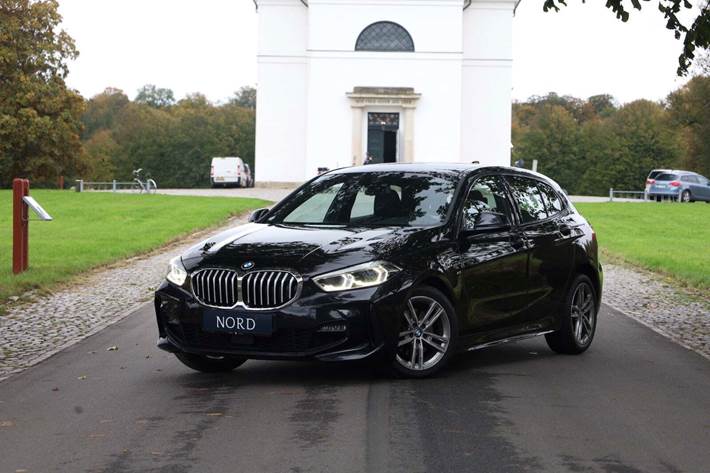 Grøn BMW 118i fra 2020