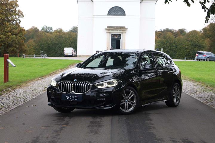 Grøn BMW 118i fra 2020 set udefra