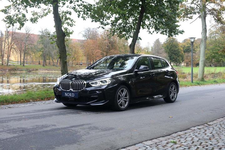 Grøn BMW 118i fra 2020
