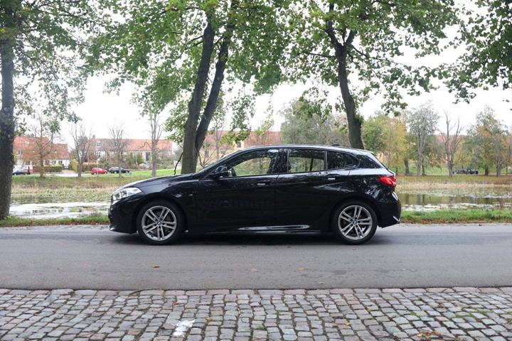 Grøn BMW 118i fra 2020