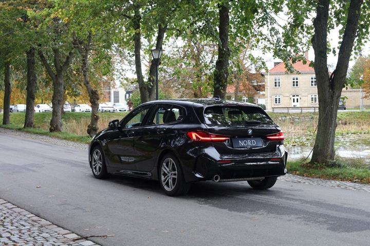 Grøn BMW 118i fra 2020