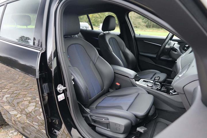 Grøn BMW 118i fra 2020