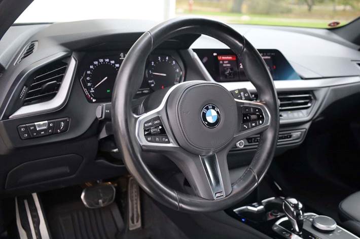 Grøn BMW 118i fra 2020