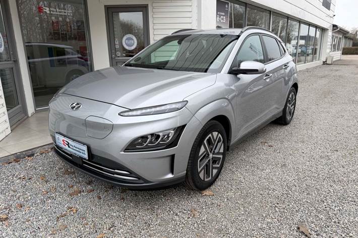 Sølv Hyundai Kona fra 2022 set udefra