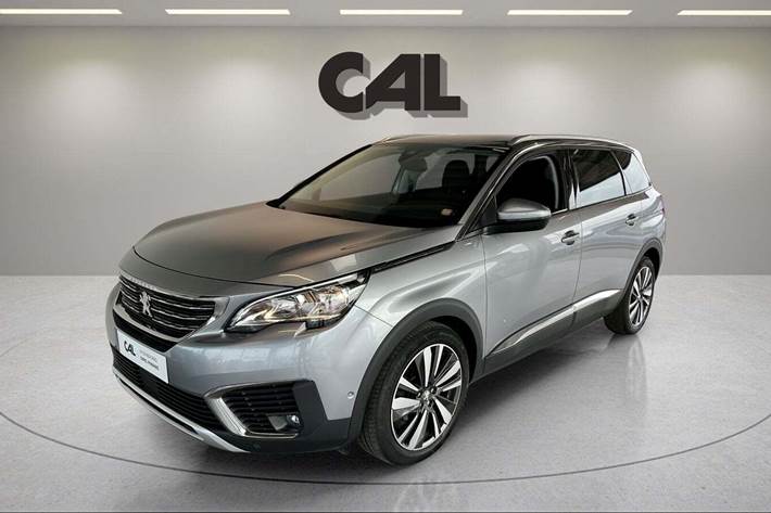 Grå Peugeot 5008 fra 2020 set udefra
