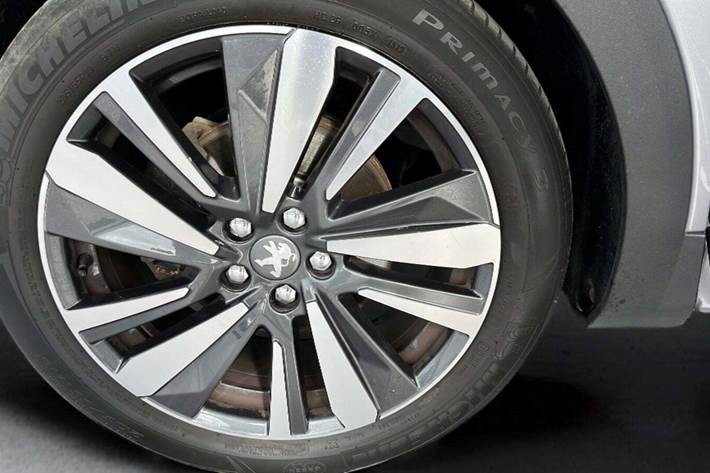 Grå Peugeot 5008 fra 2020