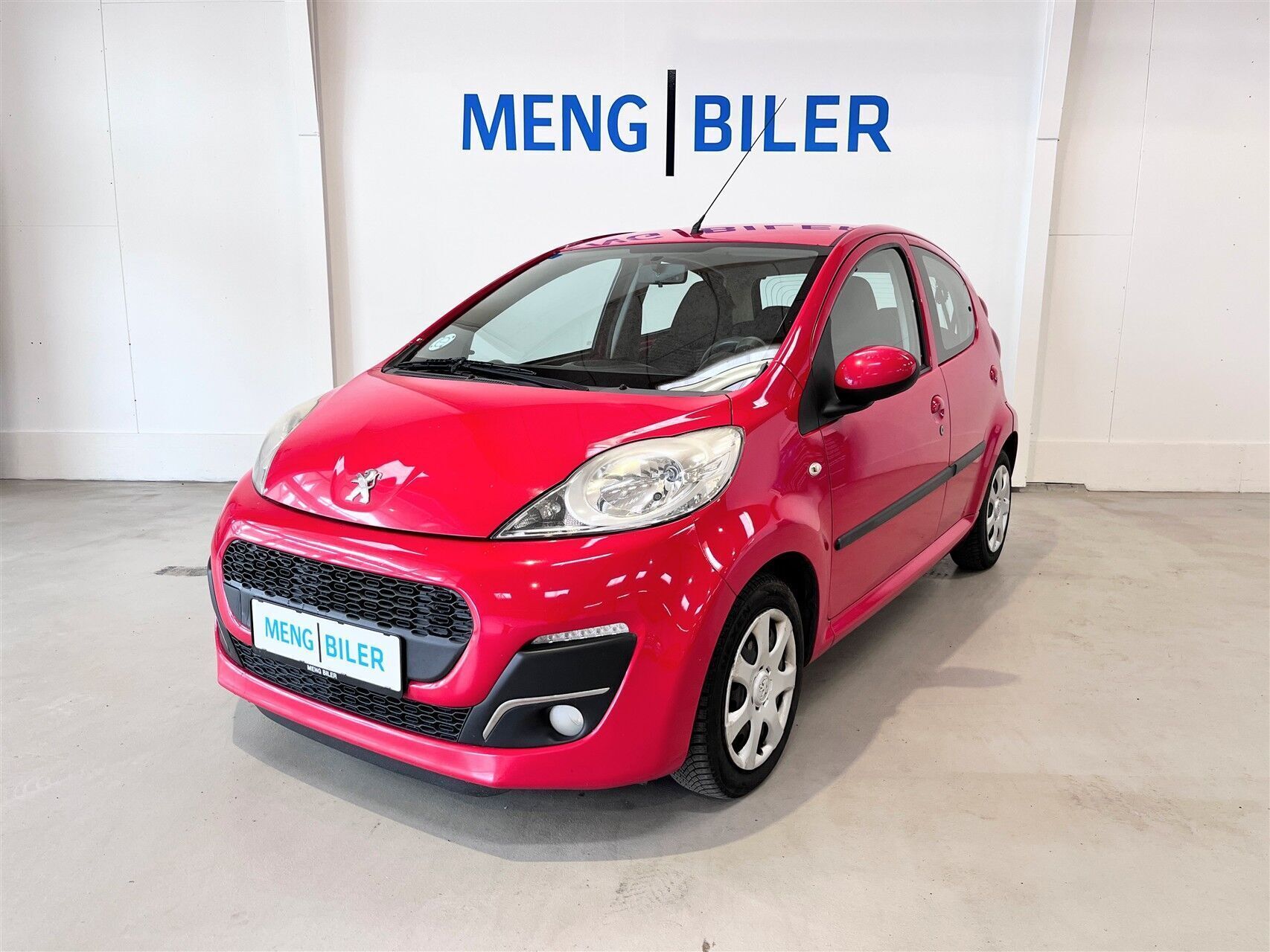 Rød Peugeot 107 fra 2013