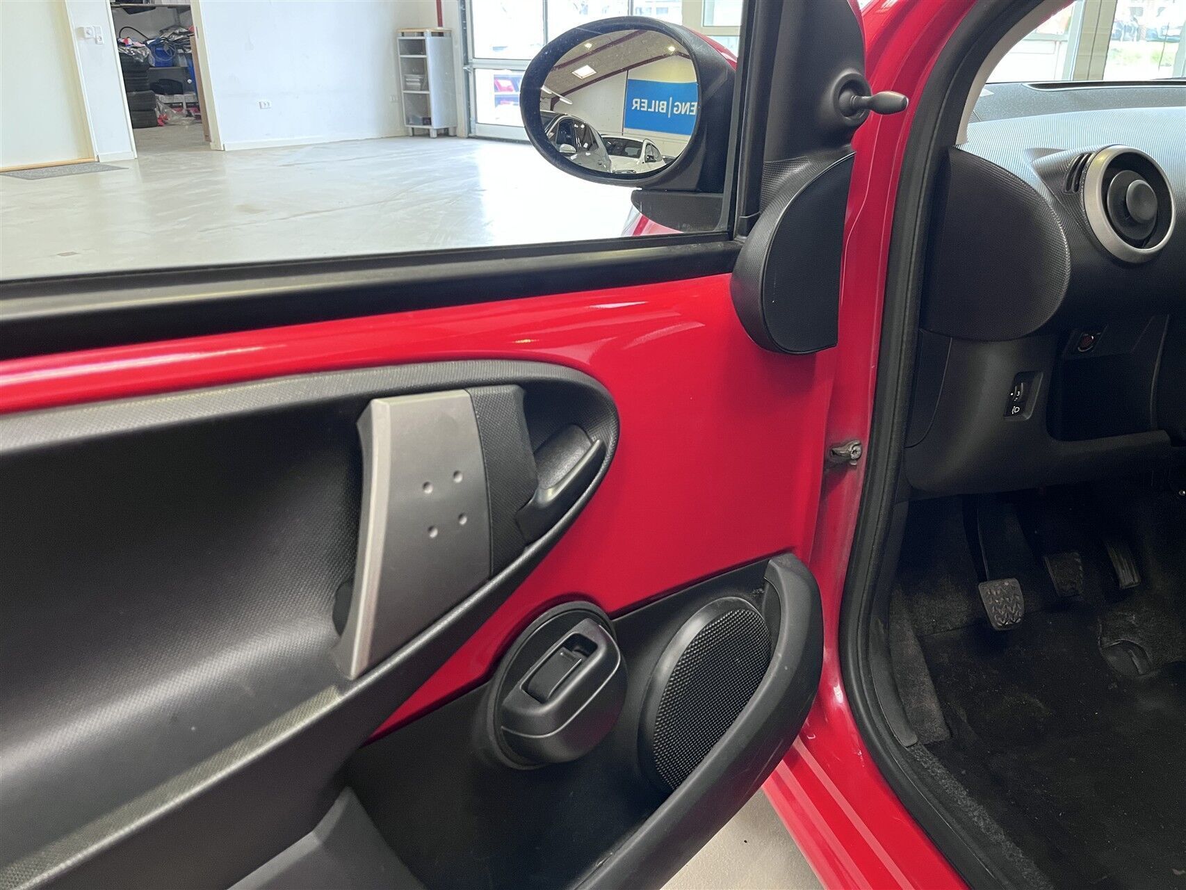 Rød Peugeot 107 fra 2013