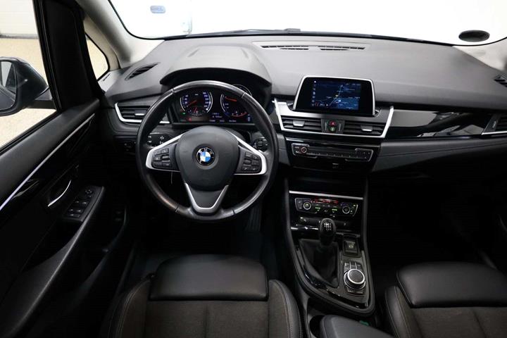 Sort BMW 216i fra 2019 set indefra