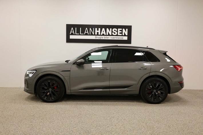 Grå Audi Q8 e-tron fra 2023