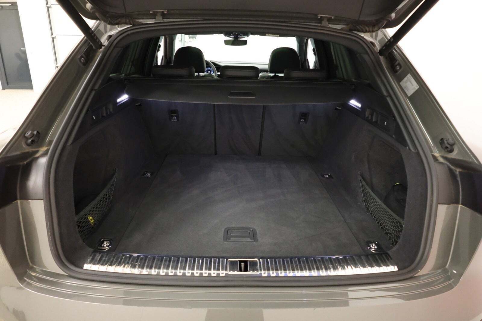 Grå Audi Q8 e-tron fra 2023