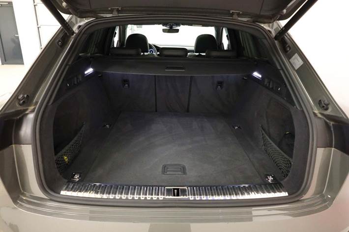 Grå Audi Q8 e-tron fra 2023