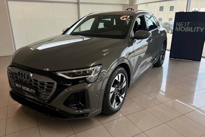Grå Audi Q8 e-tron fra 2024