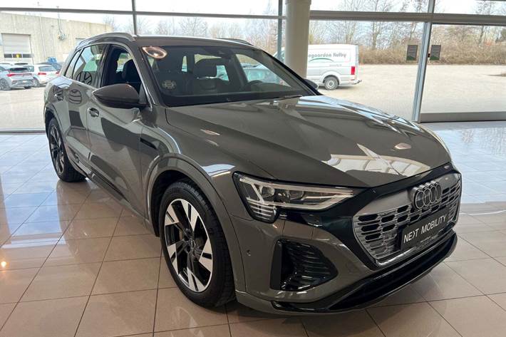 Grå Audi Q8 e-tron fra 2024