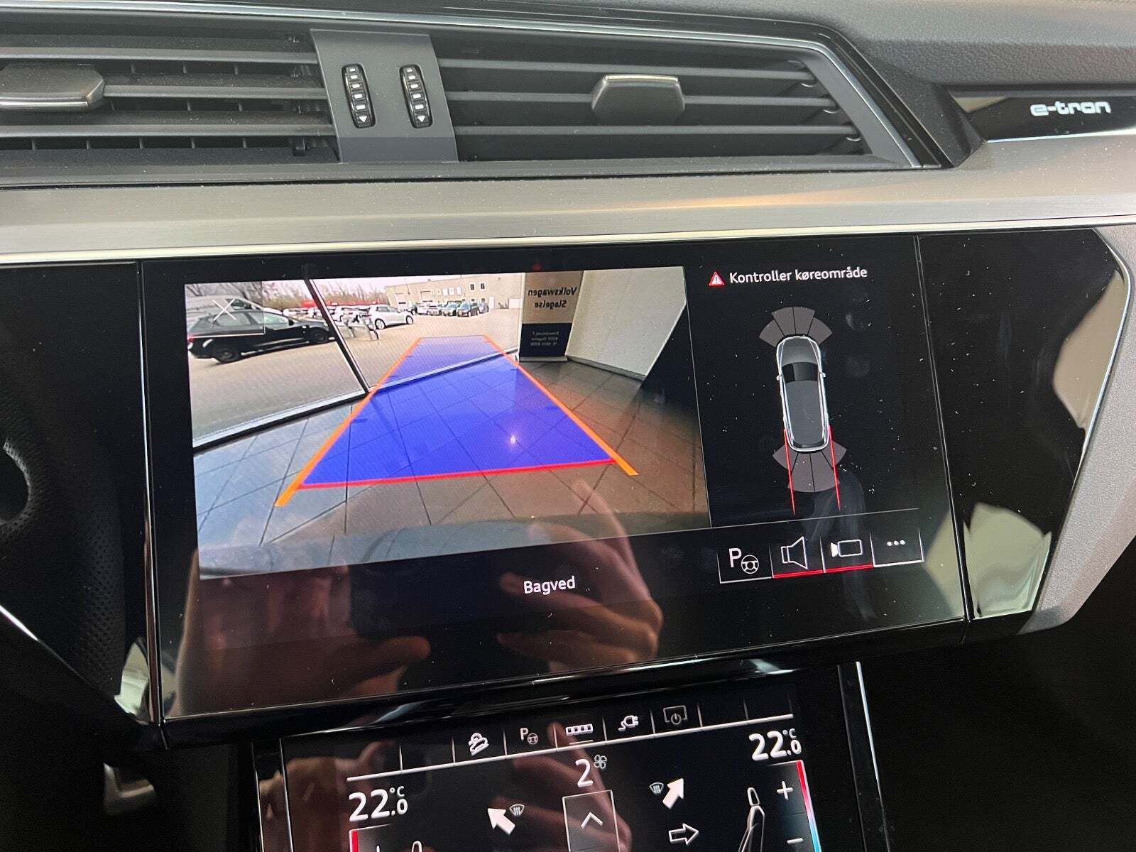 Grå Audi Q8 e-tron fra 2024