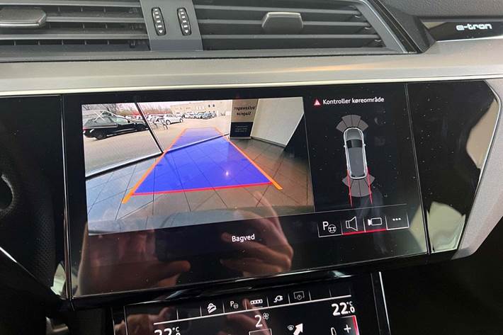 Grå Audi Q8 e-tron fra 2024