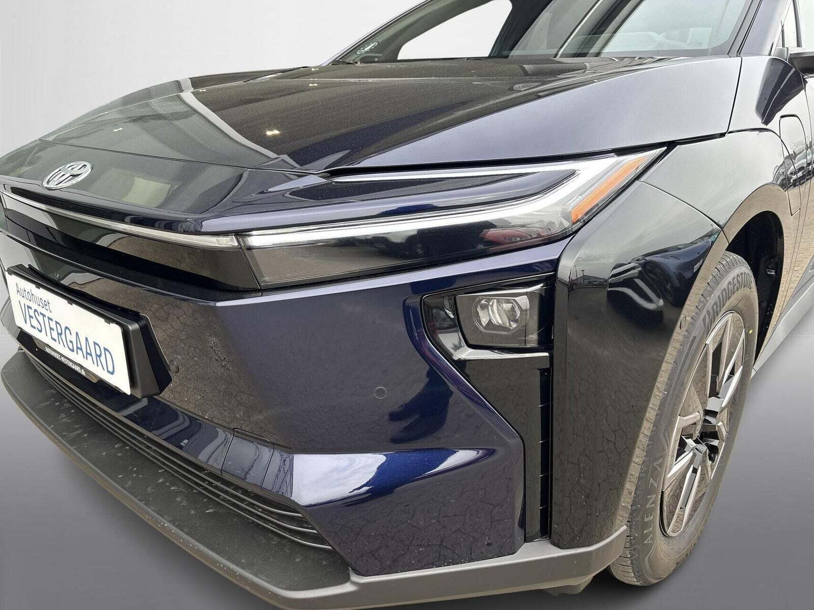 Blå Toyota BZ4X fra 2025