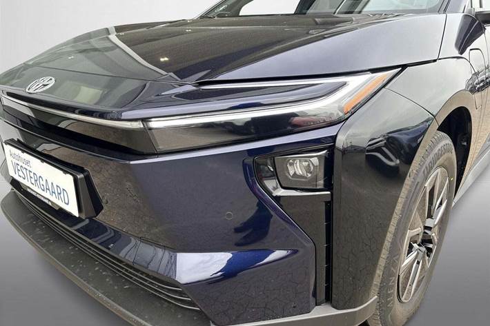 Blå Toyota BZ4X fra 2025