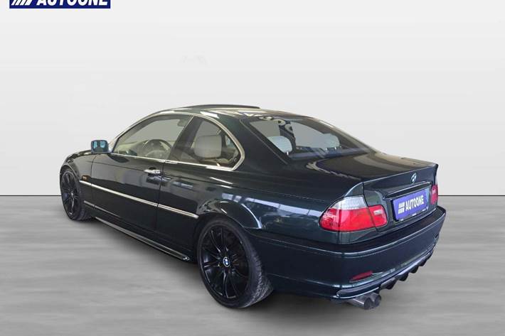 Grøn BMW 330Ci fra 2002 set udefra