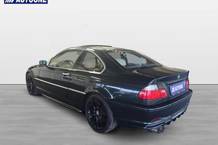 Grøn BMW 330Ci fra 2002 set udefra