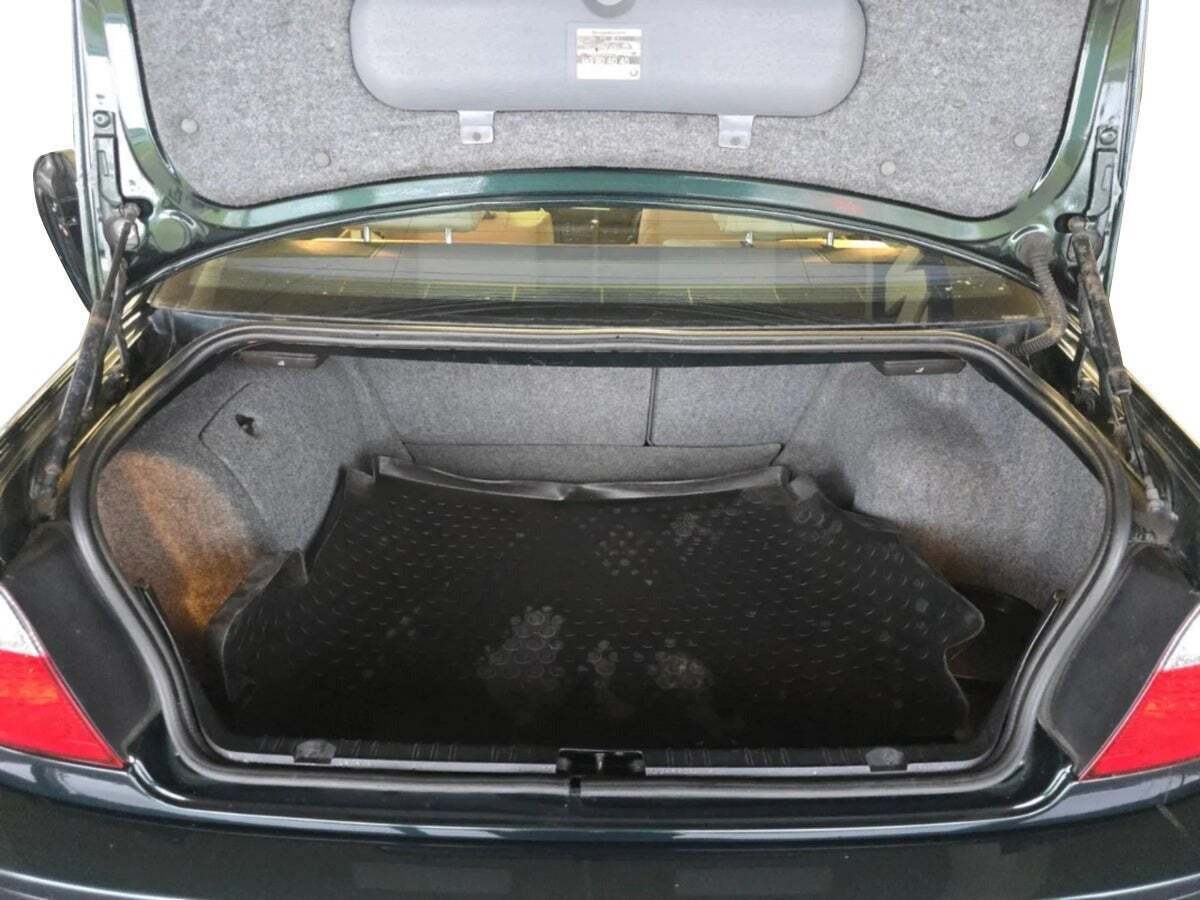 Grøn BMW 330Ci fra 2002 set udefra