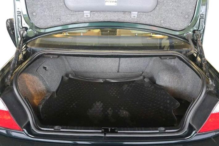 Grøn BMW 330Ci fra 2002 set udefra