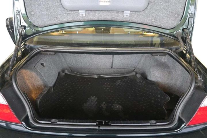 Grøn BMW 330Ci fra 2002 set udefra
