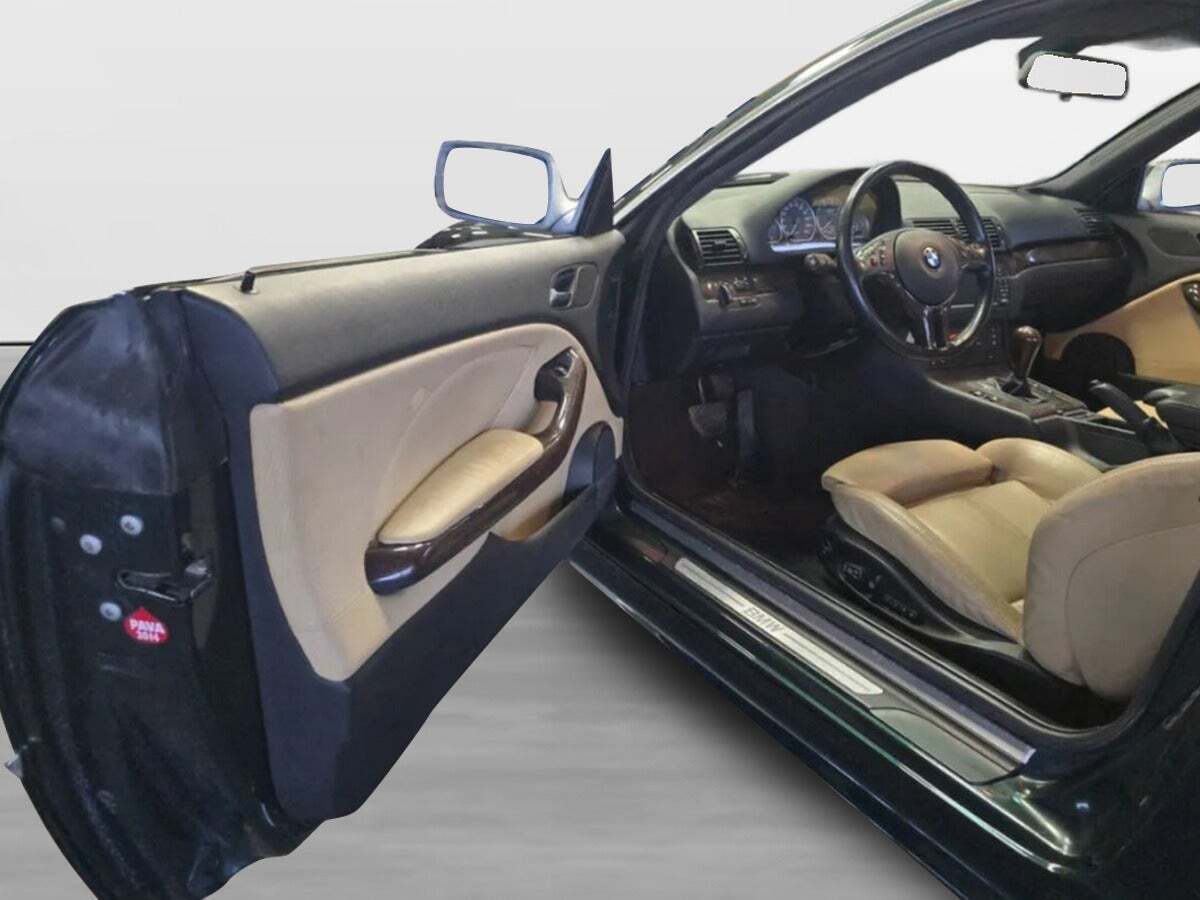 Grøn BMW 330Ci fra 2002 set indefra