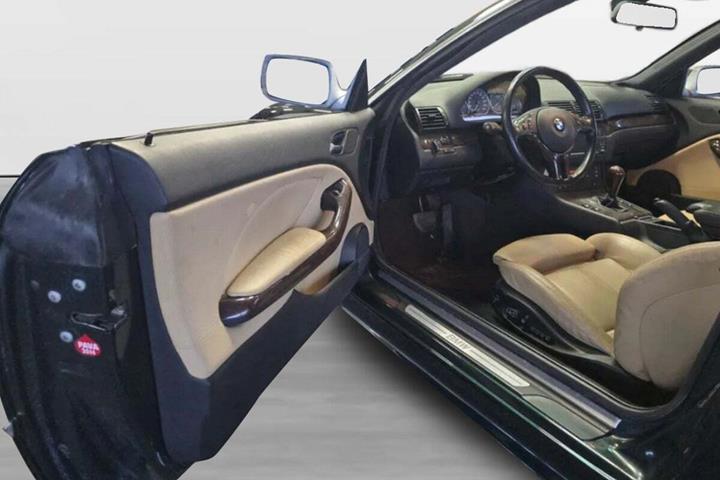 Grøn BMW 330Ci fra 2002 set indefra