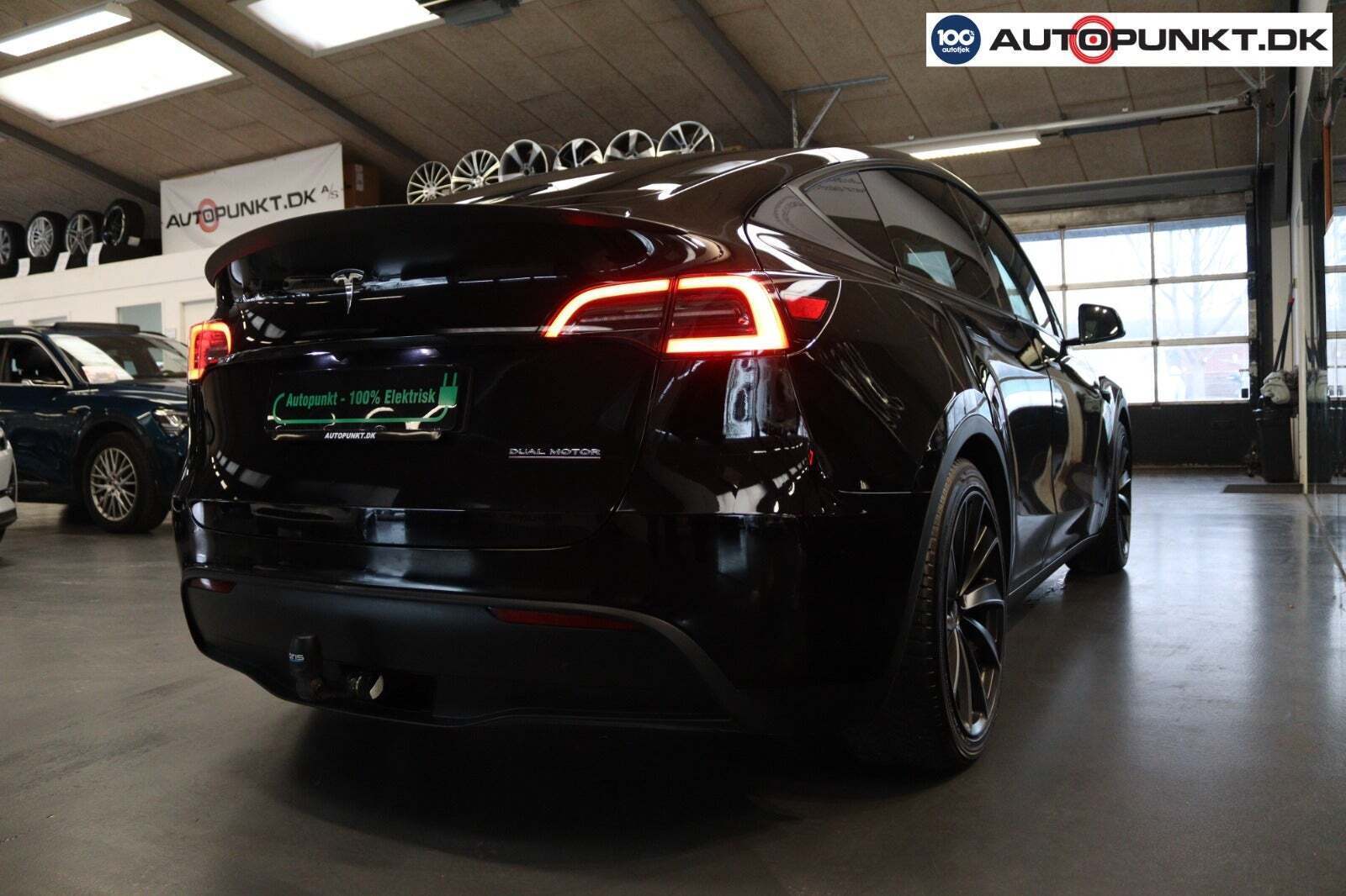 Sort Tesla Model Y fra 2023