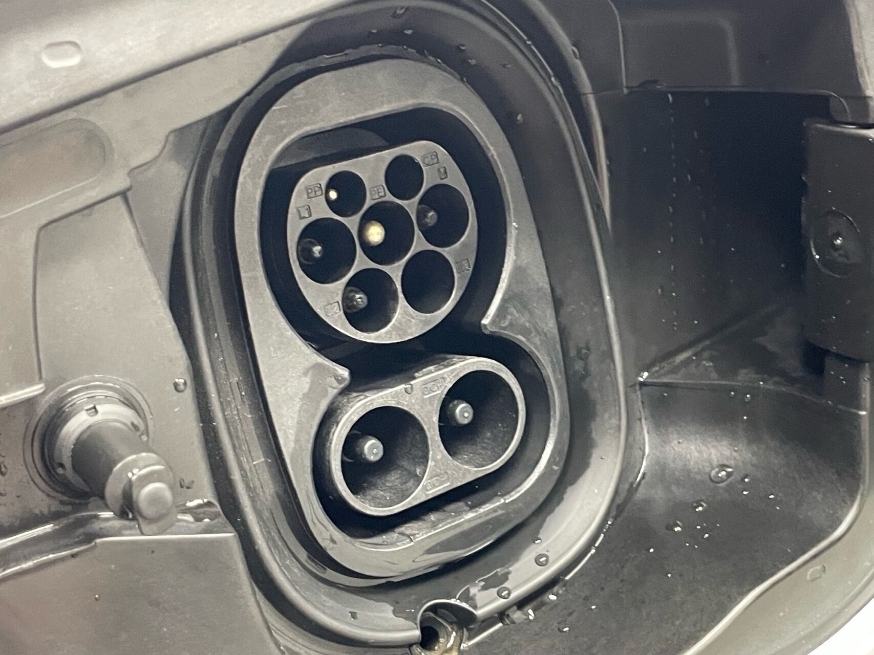 Hvid Skoda Enyaq fra 2023