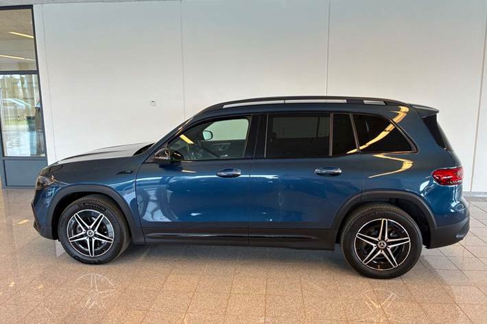 Blå Mercedes EQB350 fra 2022
