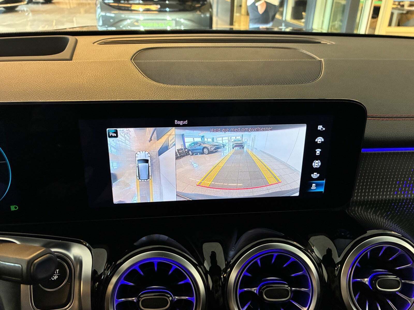 Blå Mercedes EQB350 fra 2022