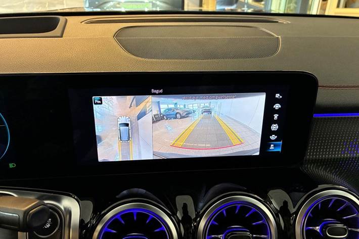 Blå Mercedes EQB350 fra 2022