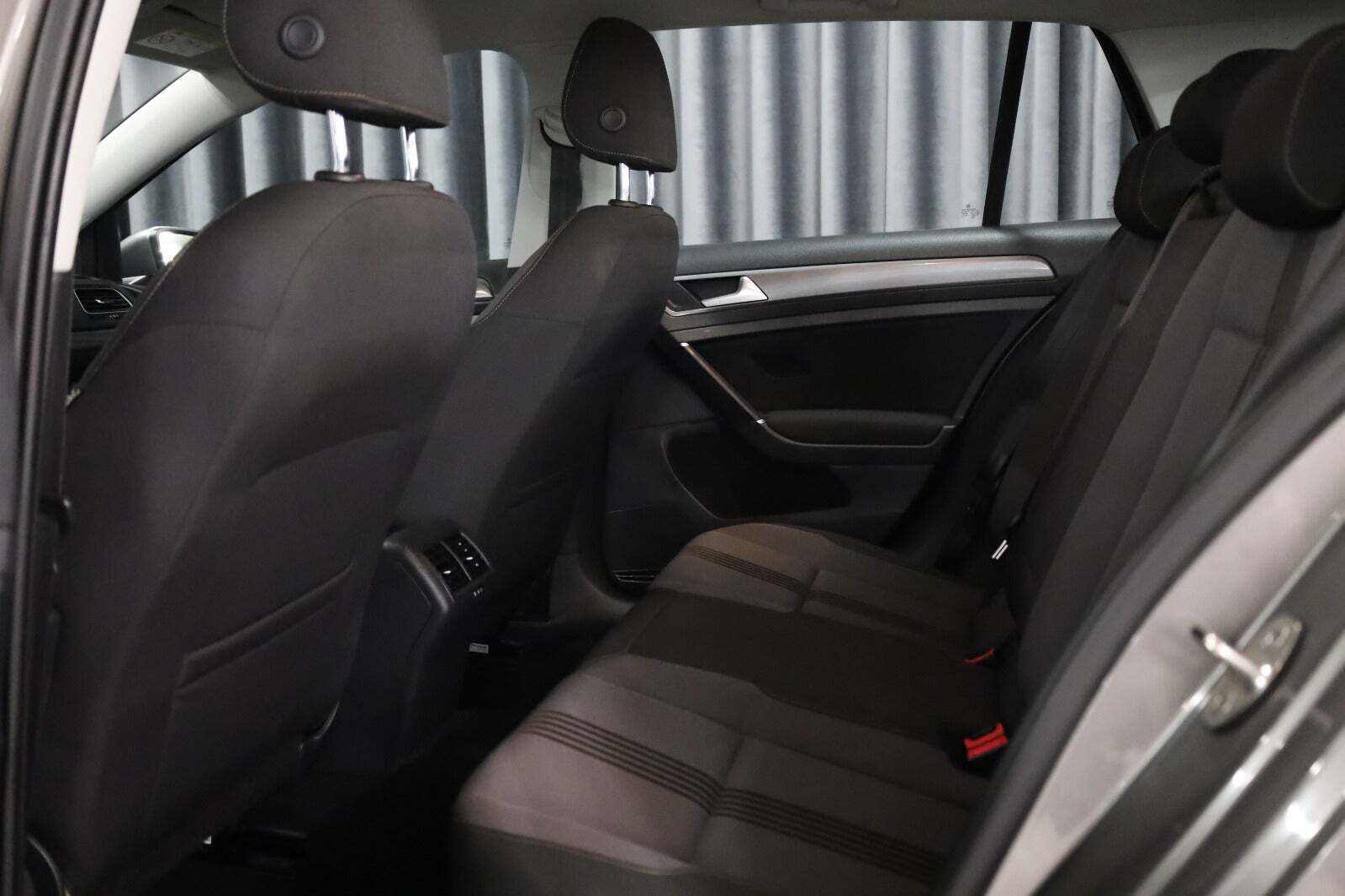 Grå VW Golf VII fra 2017