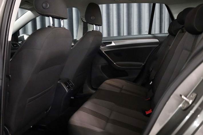 Grå VW Golf VII fra 2017