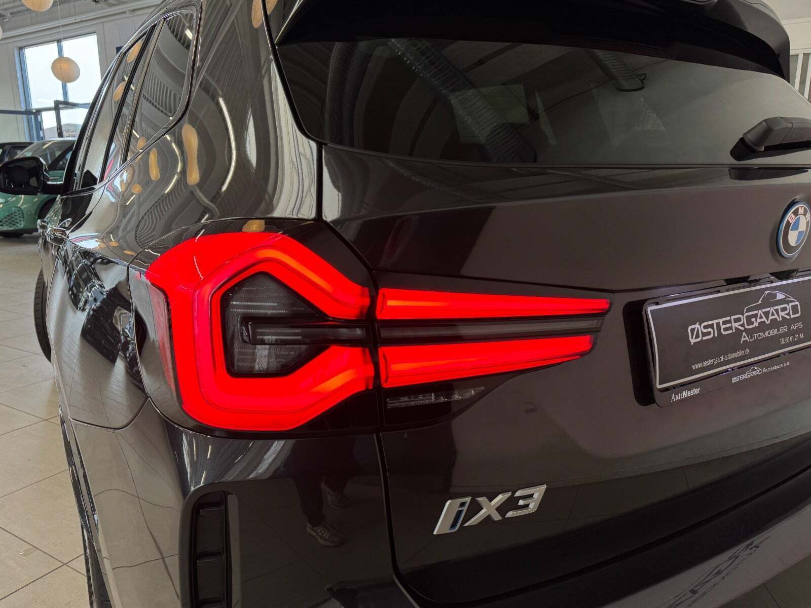 Grå BMW iX3 fra 2023