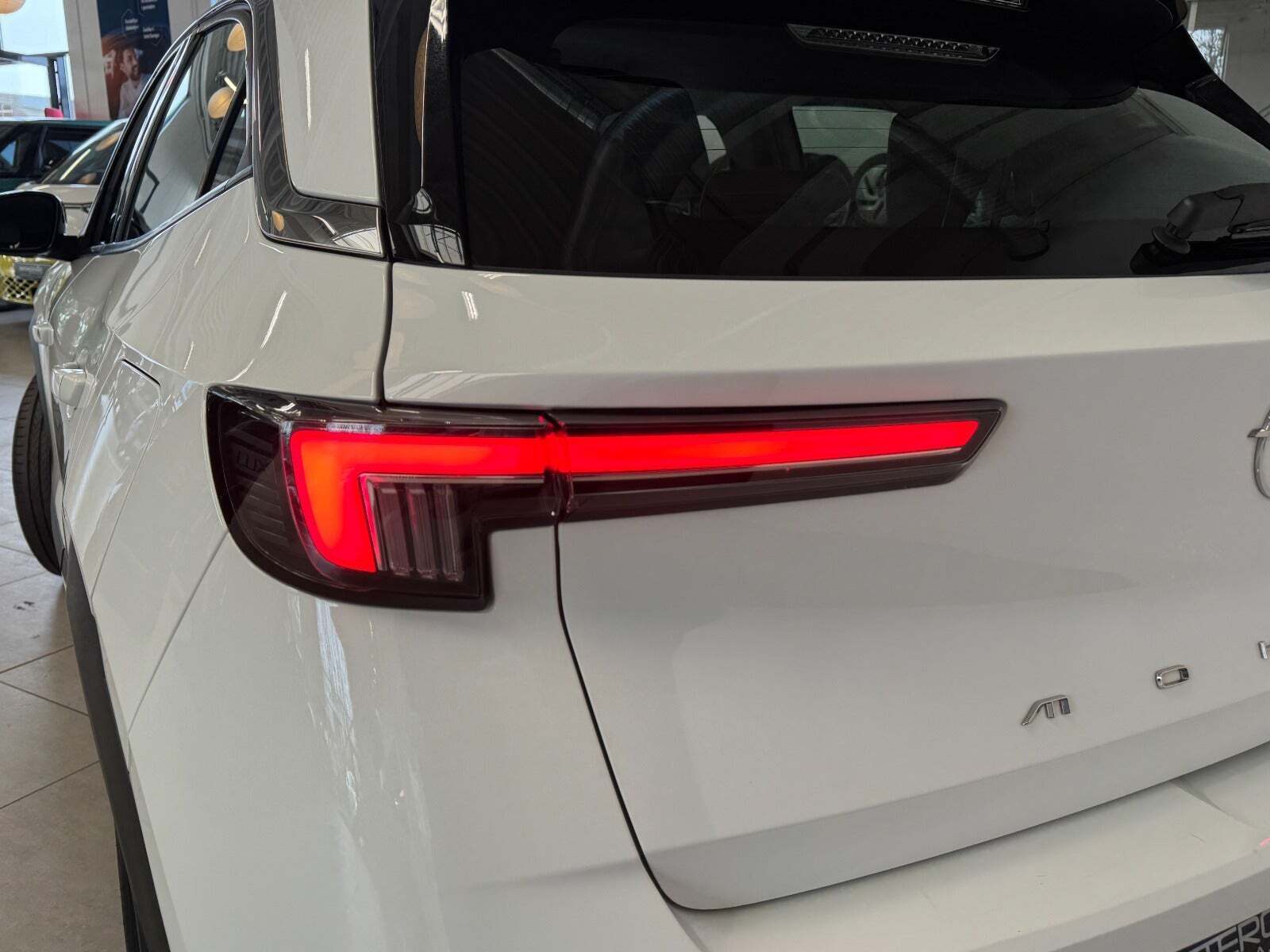 Hvid Opel Mokka-e fra 2022