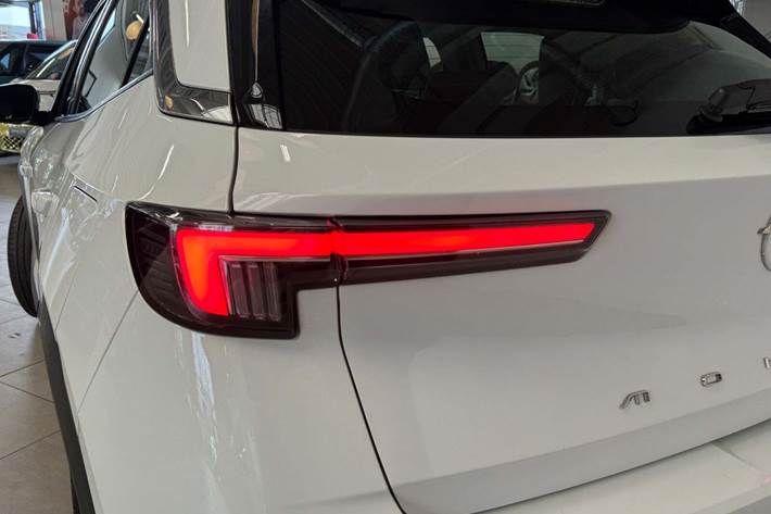 Hvid Opel Mokka-e fra 2022