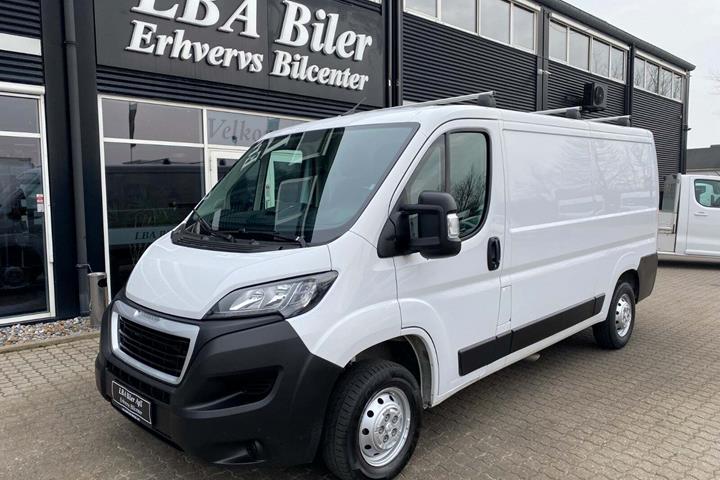 Hvid Peugeot Boxer 333 fra 2022 set udefra