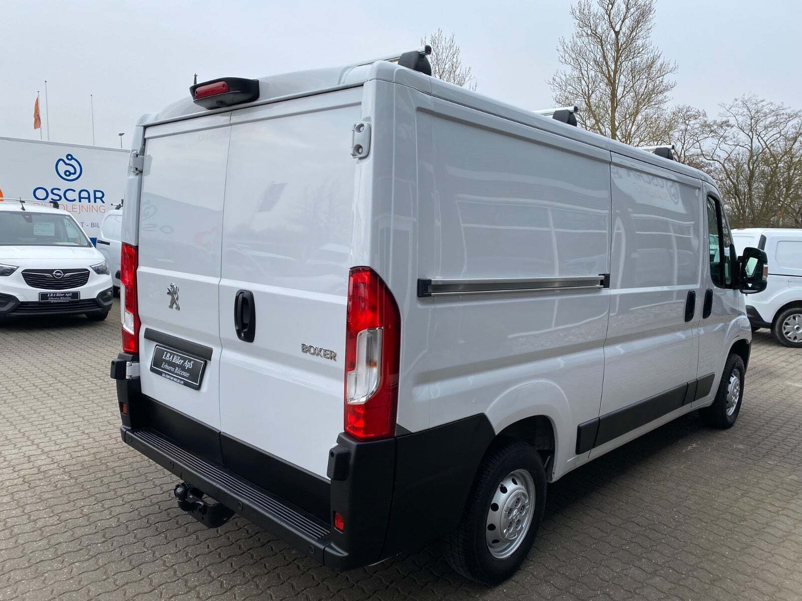 Hvid Peugeot Boxer 333 fra 2022 set udefra