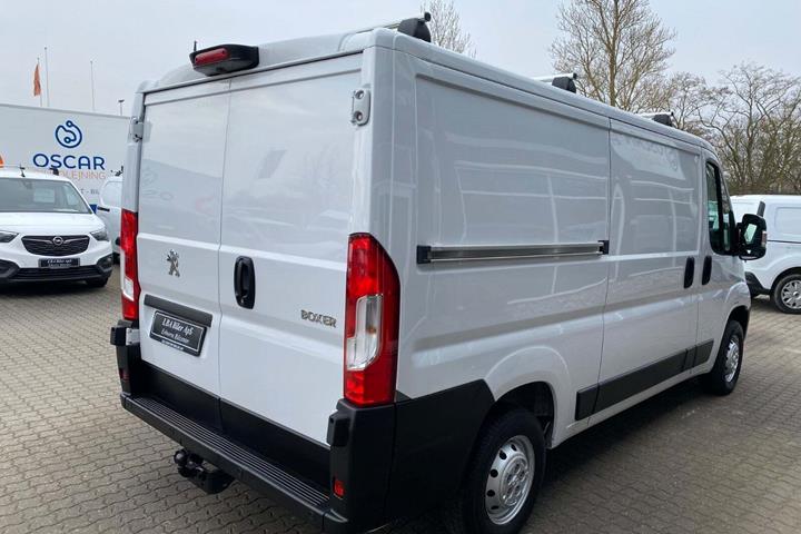 Hvid Peugeot Boxer 333 fra 2022 set udefra
