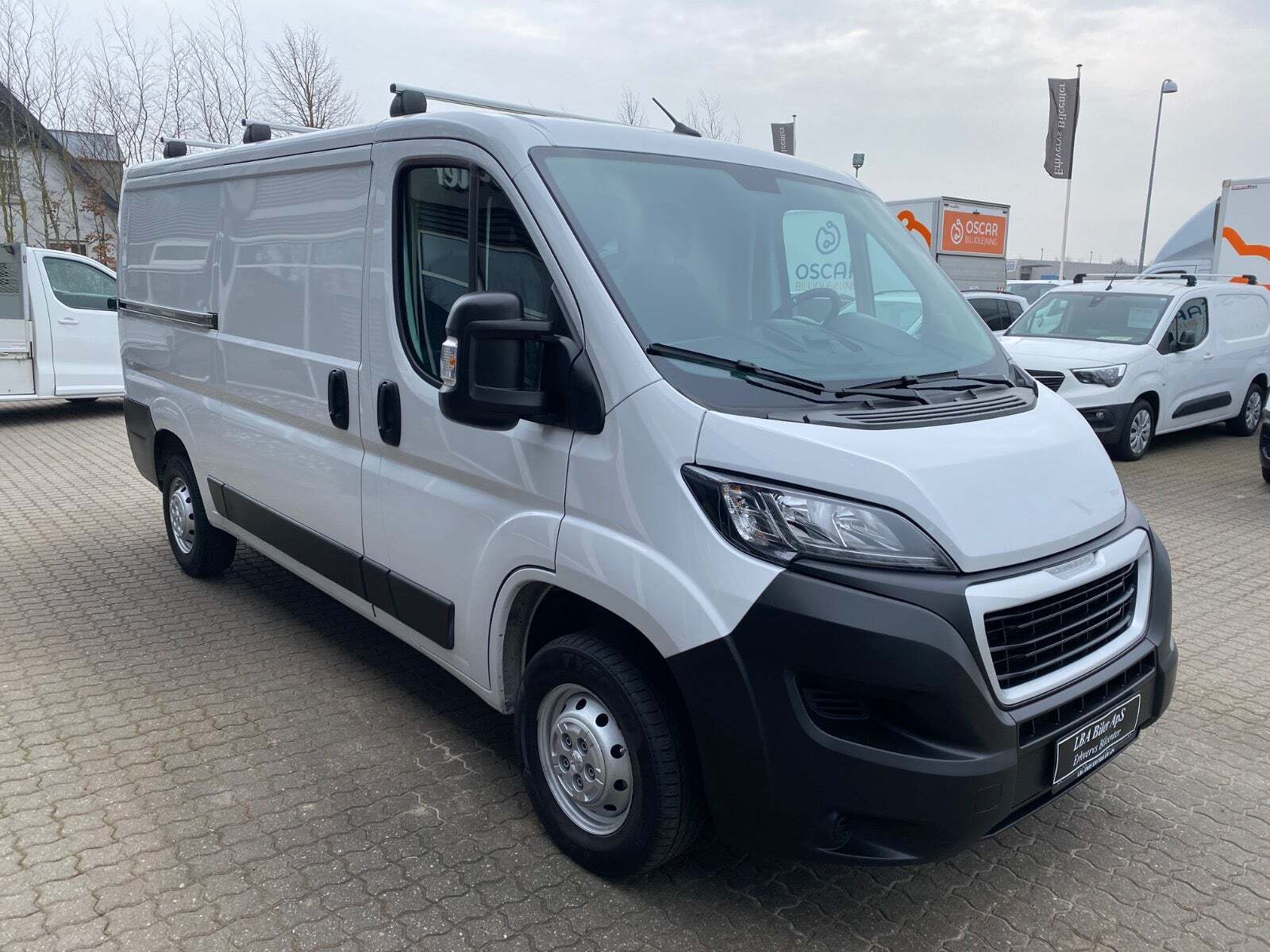 Hvid Peugeot Boxer 333 fra 2022 set udefra