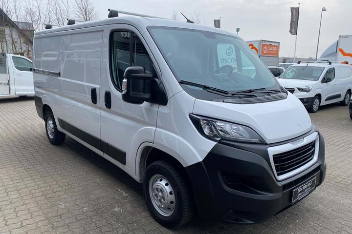 Hvid Peugeot Boxer 333 fra 2022 set udefra
