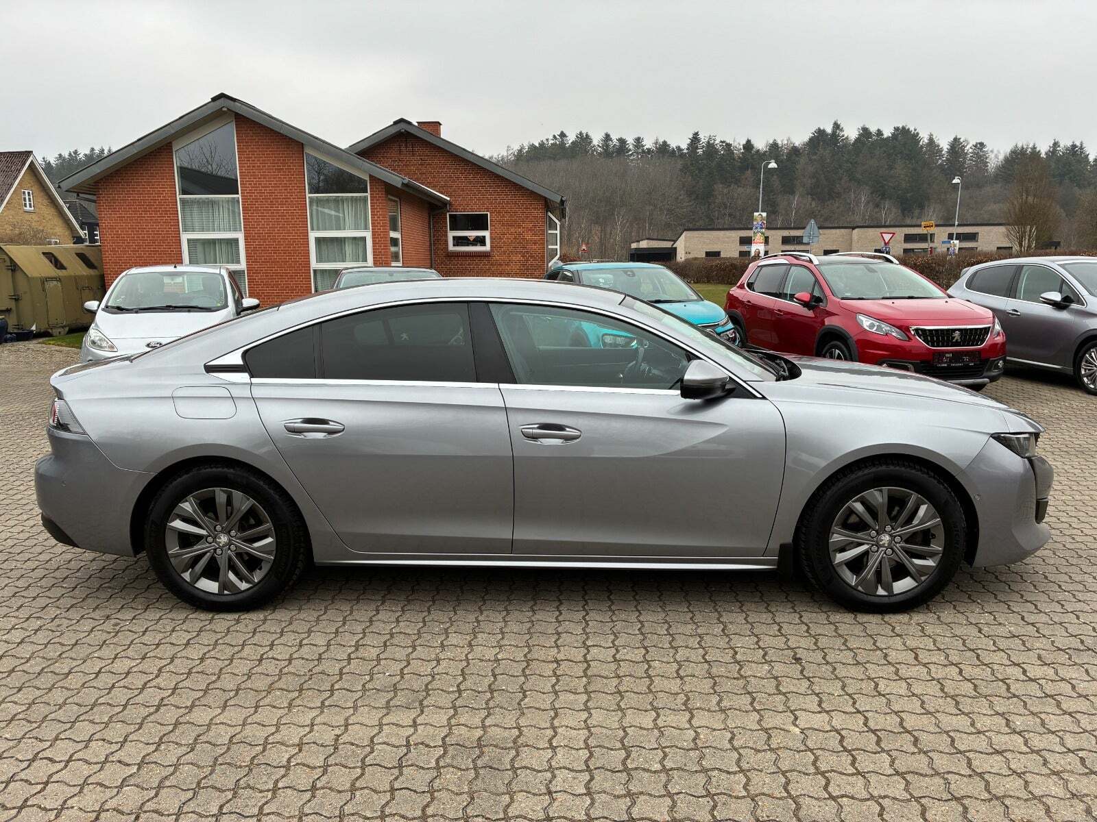 Grå Peugeot 508 fra 2019