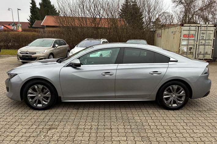 Grå Peugeot 508 fra 2019