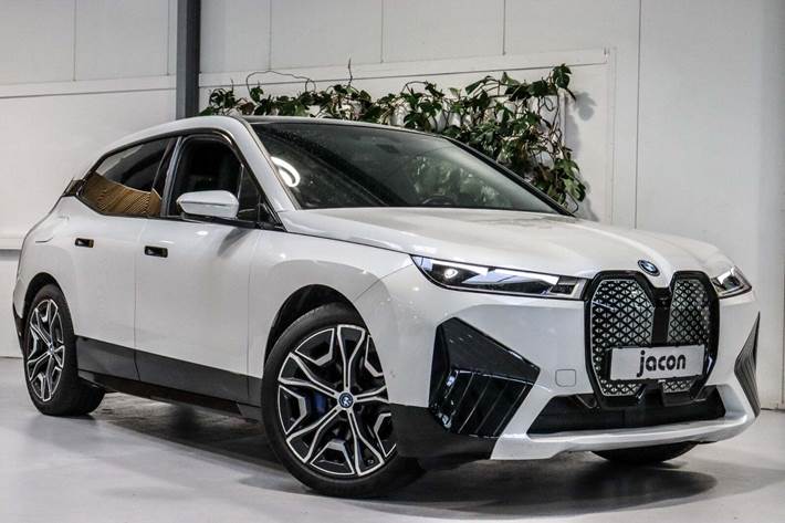 Hvid BMW iX fra 2022 set udefra