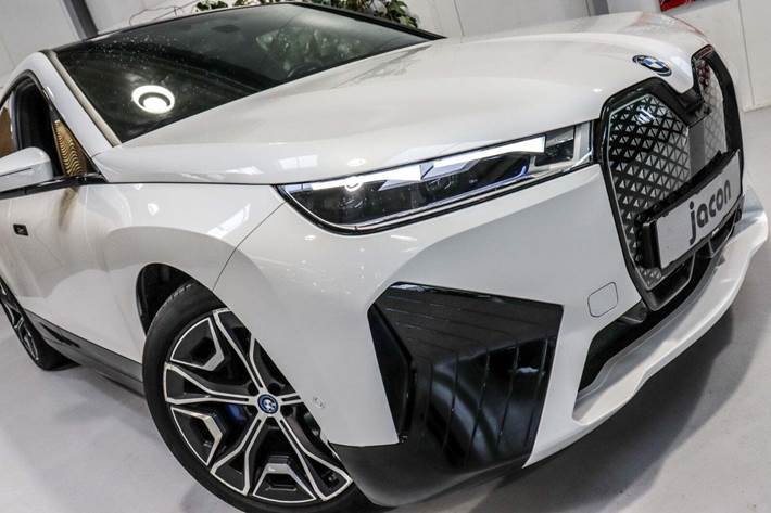 Hvid BMW iX fra 2022