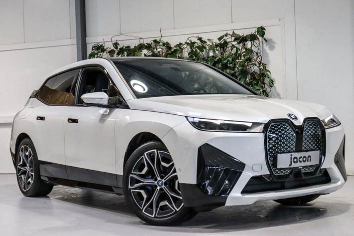 Hvid BMW iX fra 2022