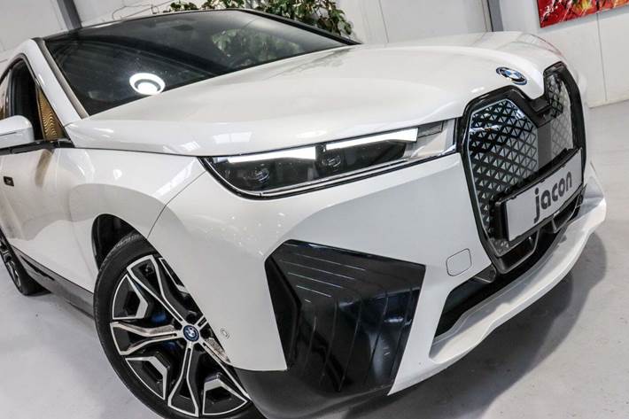 Hvid BMW iX fra 2022